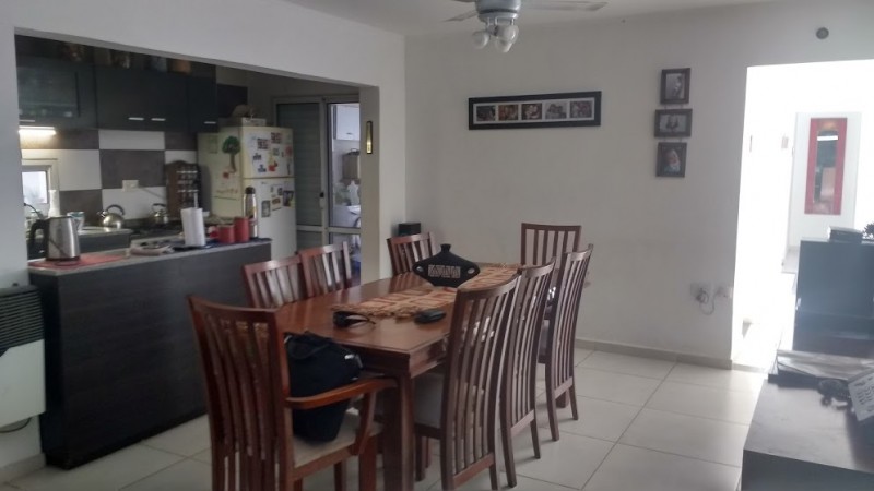 Casa, amplia y de excelente calidad constructiva.