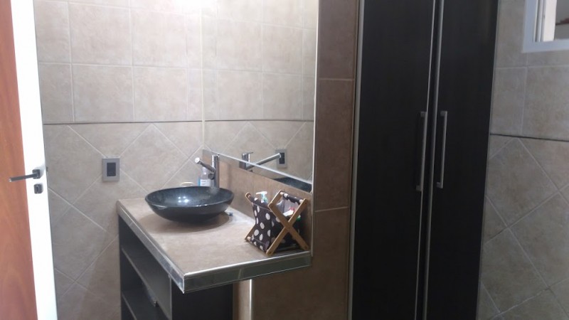 Casa, amplia y de excelente calidad constructiva.