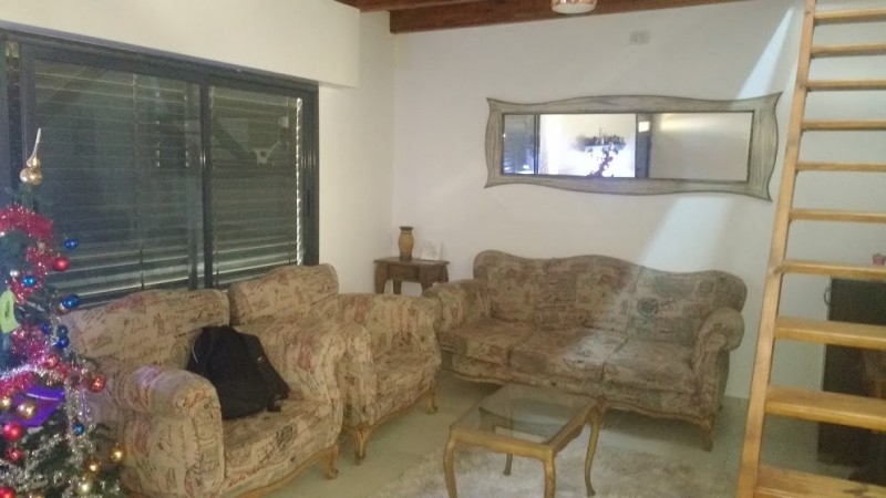 Casa, amplia y de excelente calidad constructiva.