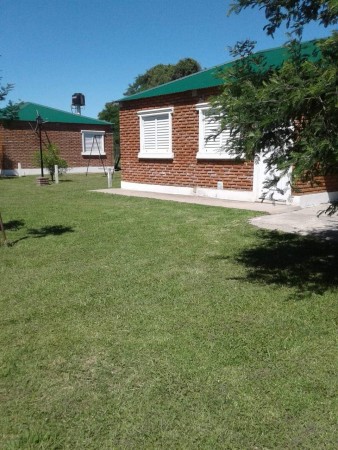 Se vende complejo con dos cabañas en Sauce Viejo