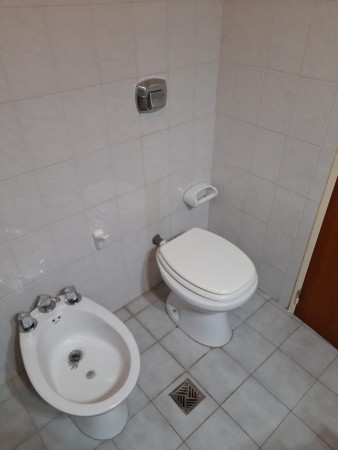 SE ALQUILA departamento semipiso de 2 dormitorios en excelente estado en Alem 245 ( Edificio Laghi).