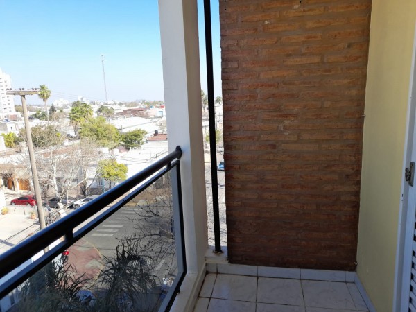 SE ALQUILA departamento semipiso de 2 dormitorios en excelente estado en Alem 245 ( Edificio Laghi).