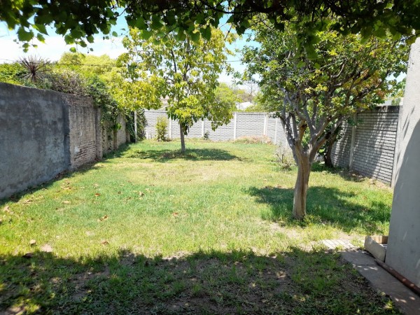SE VENDE AMPLIA CASA EN BARRIO SARMIENTO