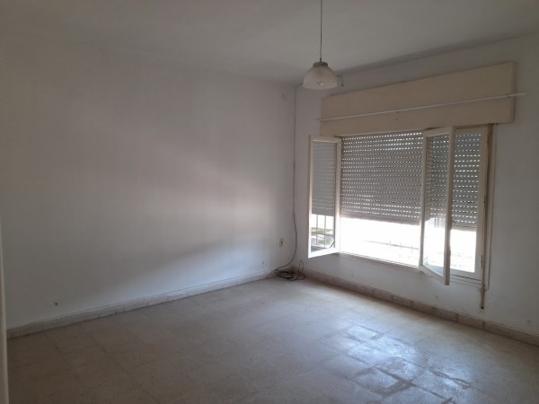 SE VENDE AMPLIA CASA EN BARRIO SARMIENTO