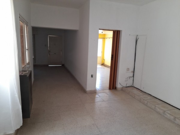 SE VENDE AMPLIA CASA EN BARRIO SARMIENTO