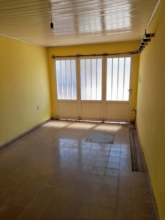 SE VENDE AMPLIA CASA EN BARRIO SARMIENTO