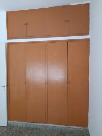 SE VENDE AMPLIA CASA EN BARRIO SARMIENTO