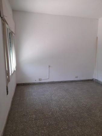SE VENDE AMPLIA CASA EN BARRIO SARMIENTO
