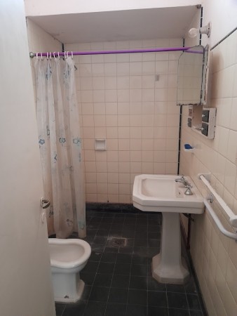 SE VENDE AMPLIA CASA EN BARRIO SARMIENTO