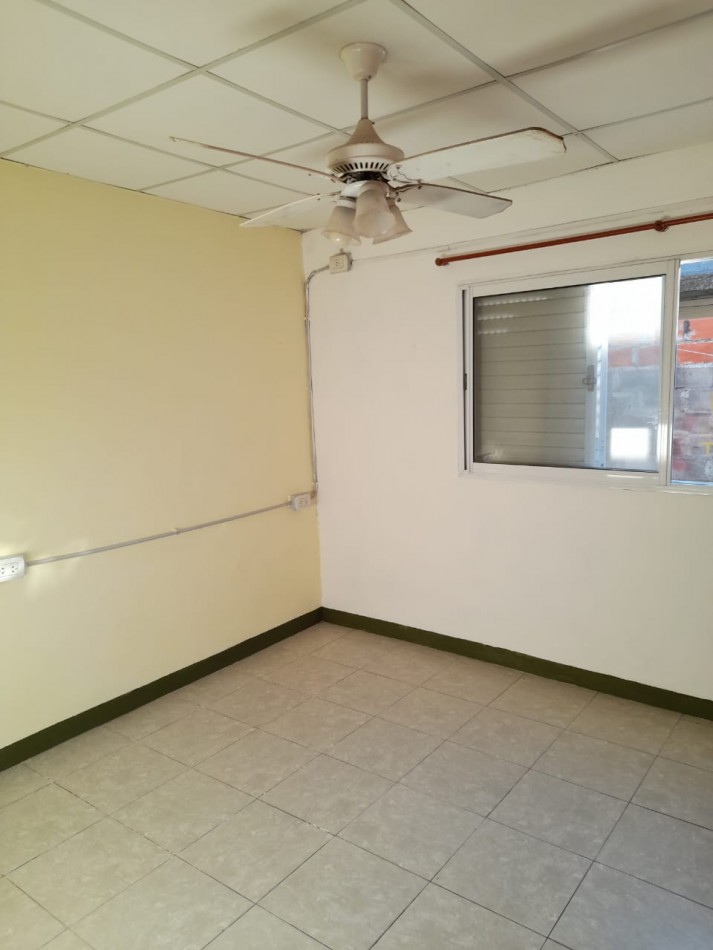 SE ALQUILA casa interna en Villa del Parque