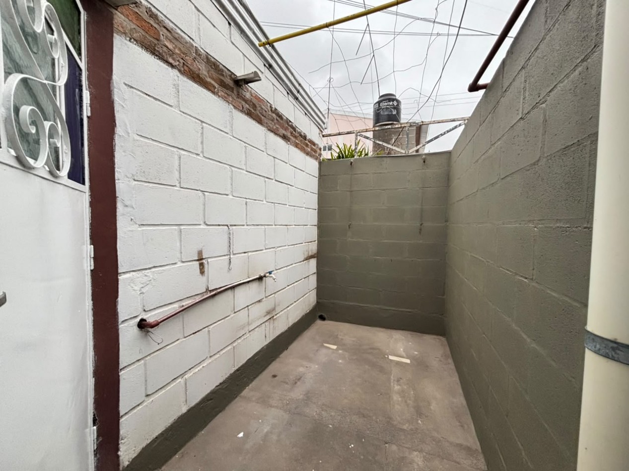 SE ALQUILA CASA DE 2 DORMITORIOS CON GARAGE