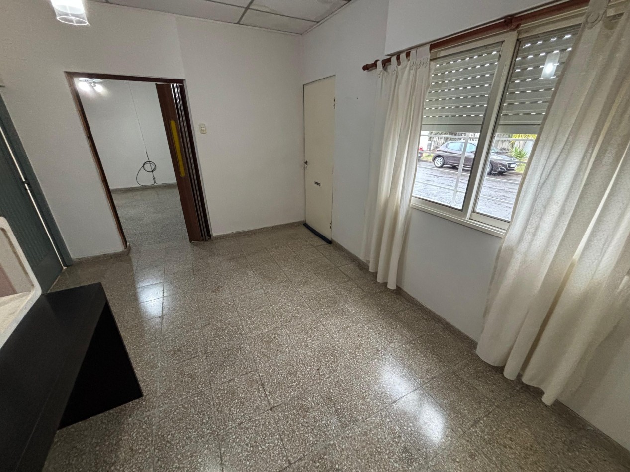 Se Alquila amplia casa ubicada en Aguado 475, Barrio Mosconi.