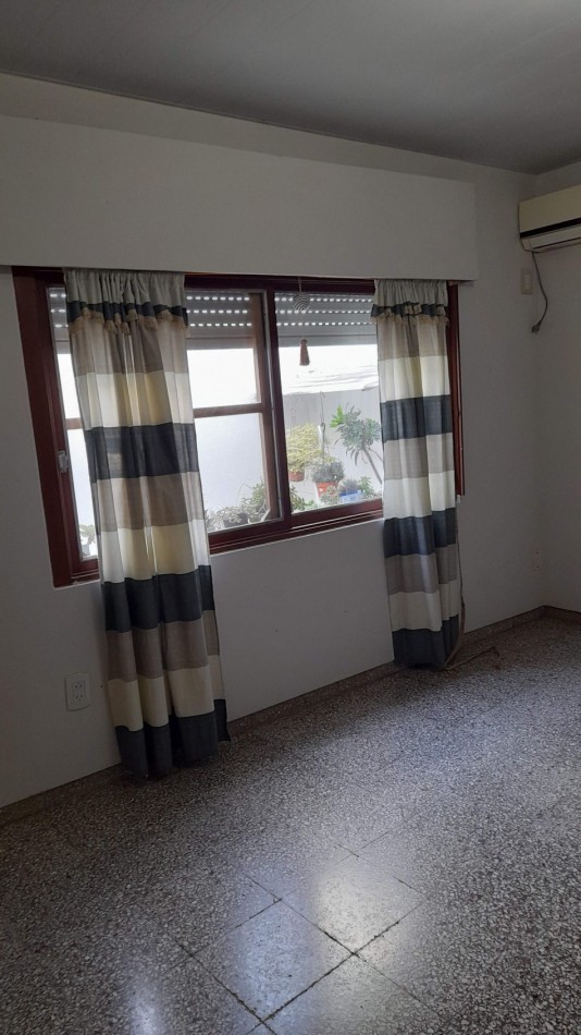 Se Alquila amplia casa ubicada en Aguado 475, Barrio Mosconi.