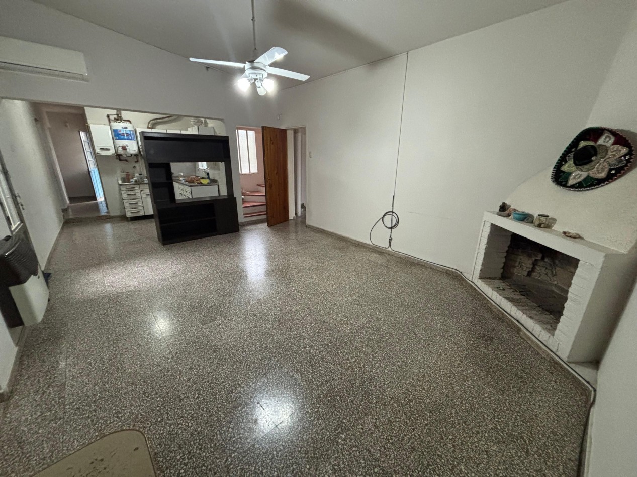 Se Alquila amplia casa ubicada en Aguado 475, Barrio Mosconi.
