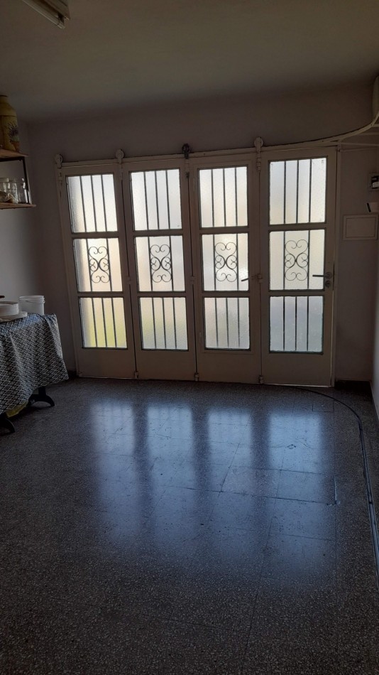 Se Alquila amplia casa ubicada en Aguado 475, Barrio Mosconi.