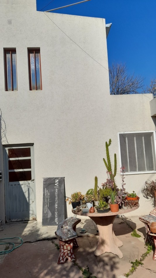 Se Alquila amplia casa ubicada en Aguado 475, Barrio Mosconi.