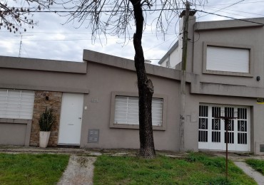 Se Alquila amplia casa ubicada en Aguado 475, Barrio Mosconi.